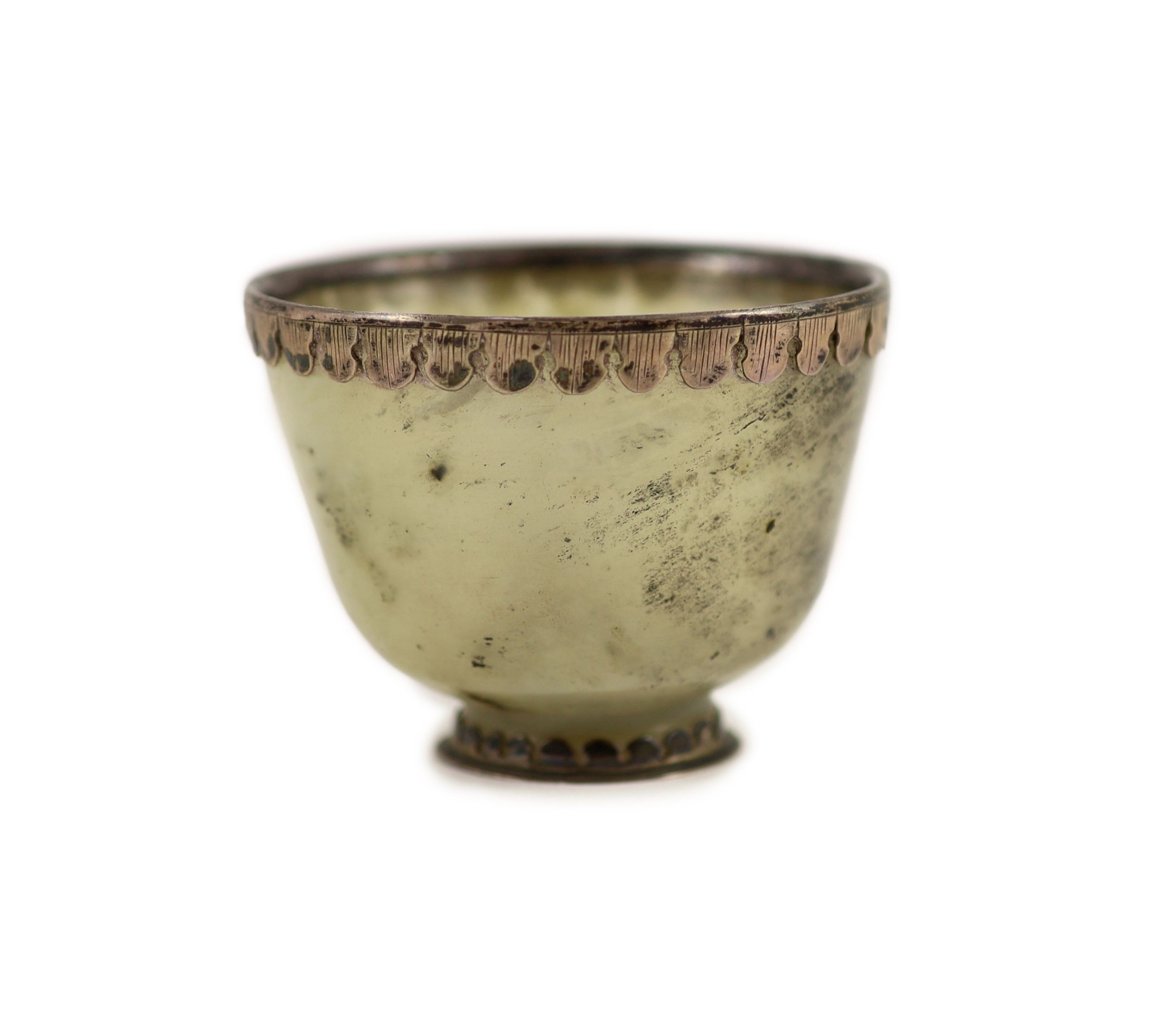 A silver mounted moss agate bowl, possibly 17th century, 7.8 cm diameter